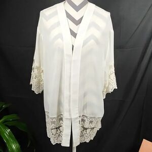 Miss Love White Sleeved Floral Lace Wrap